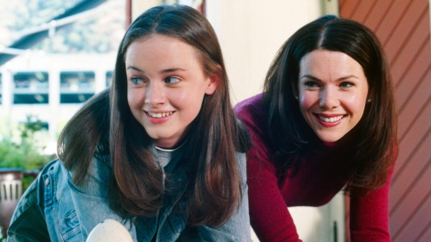 GILMORE GIRLS, from left: Alexis Bledel, Lauren Graham, (2001), 2000-2007.