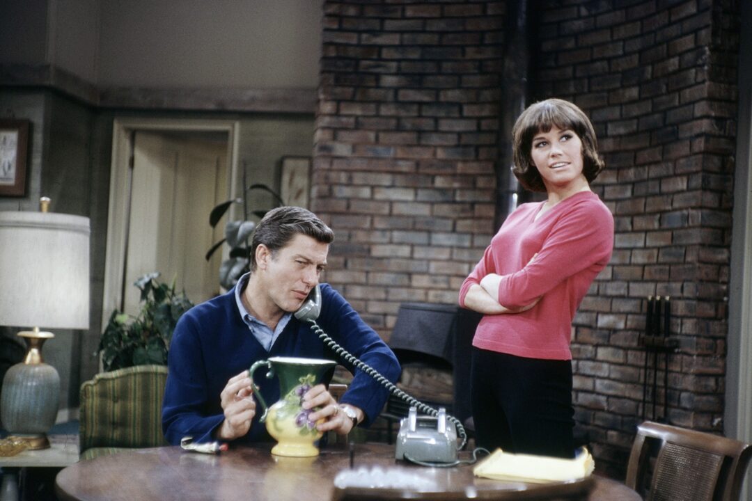 THE DICK VAN DYKE SHOW, from left: Dick Van Dyke, Mary Tyler Moore, (1965), 1961-1966