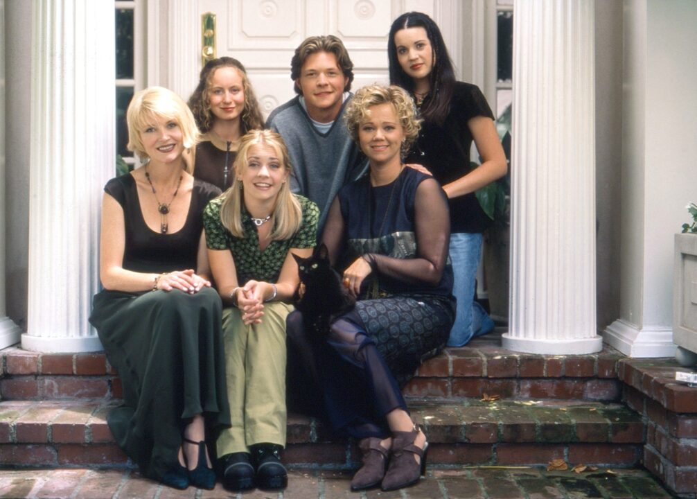 SABRINA THE TEENAGE WITCH, top from left: Michelle Beaudoin, Nate Richert, Jenna Leigh Green; bottom: Beth Broderick, Melissa Joan Hart, Salem the cat, Caroline Rhea