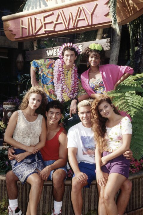 SAVED BY THE BELL: HAWAIIAN STYLE, front row, from left: Elizabeth Berkley, Mario Lopez, Mark-Paul Gosselaar, Tiffani-Amber Thiessen; back row, from left: Dustin Diamond, Lark Voorhies, (aired November 27, 1992)