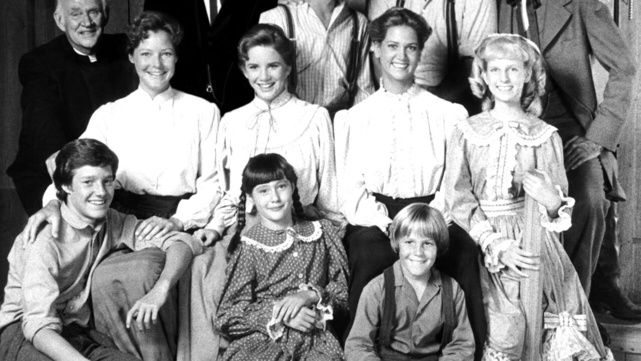 LITTLE HOUSE ON THE PRAIRIE, (standing, l to r): Dabbs Greer, Kevin Hagen, Victor French, Matthew Labyorteaux, Michael Landon, Stan Ivar, Dean Butler, Richard Bull, (2nd row from bottom): Pamela Roylance, Melissa Gilbert, Leslie Landon, Allison Balson, (front): Lindsay Kennedy, Shannen Doherty, David Friedman, 1974-83