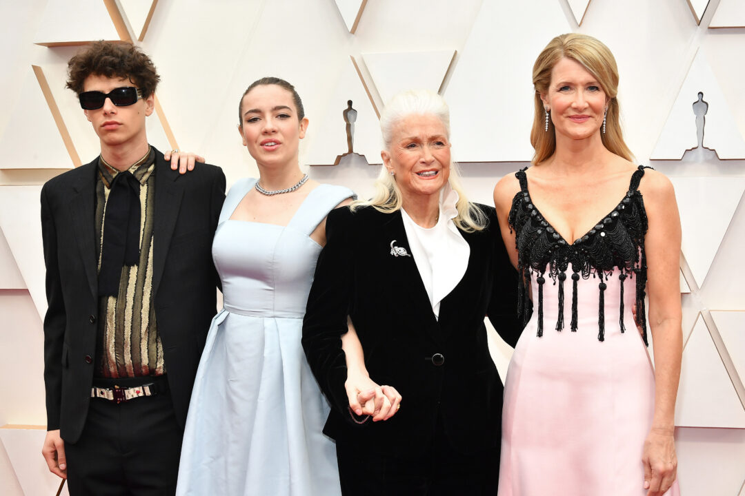 HOLLYWOOD, CALIFORNIA - FEBRUARY 09: (L-R) Ellery Harper, Jaya Harper, Diane Ladd, and Laura Dern attend the 92nd Annual Academy Awards at Hollywood and Highland on February 09, 2020 in Hollywood, California. 