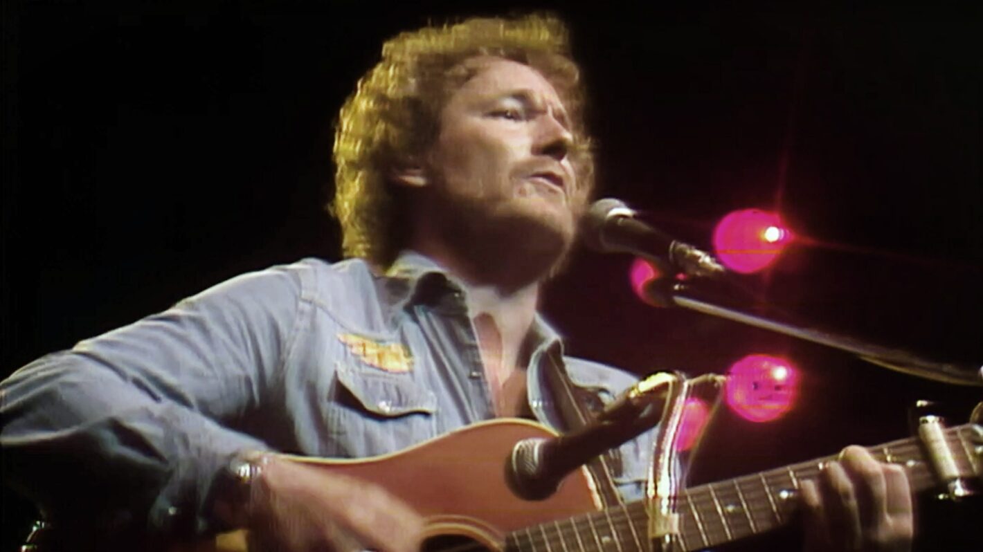 Do You Know the Tragic True Story Behind Gordon Lightfoot’s ‘The Wreck of the Edmund Fitzgerald’?