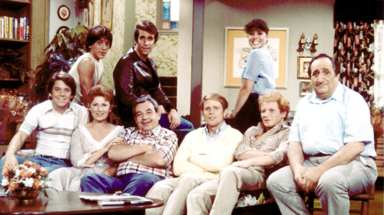 HAPPY DAYS, (Back L-R), Scott Baio, Henry Winkler, Erin Moran, (Seated L-R), Anson Williams, Marion Ross, Tom Bosley, Ron Howard, Donny Most, Al Molinaro, 1974-1984