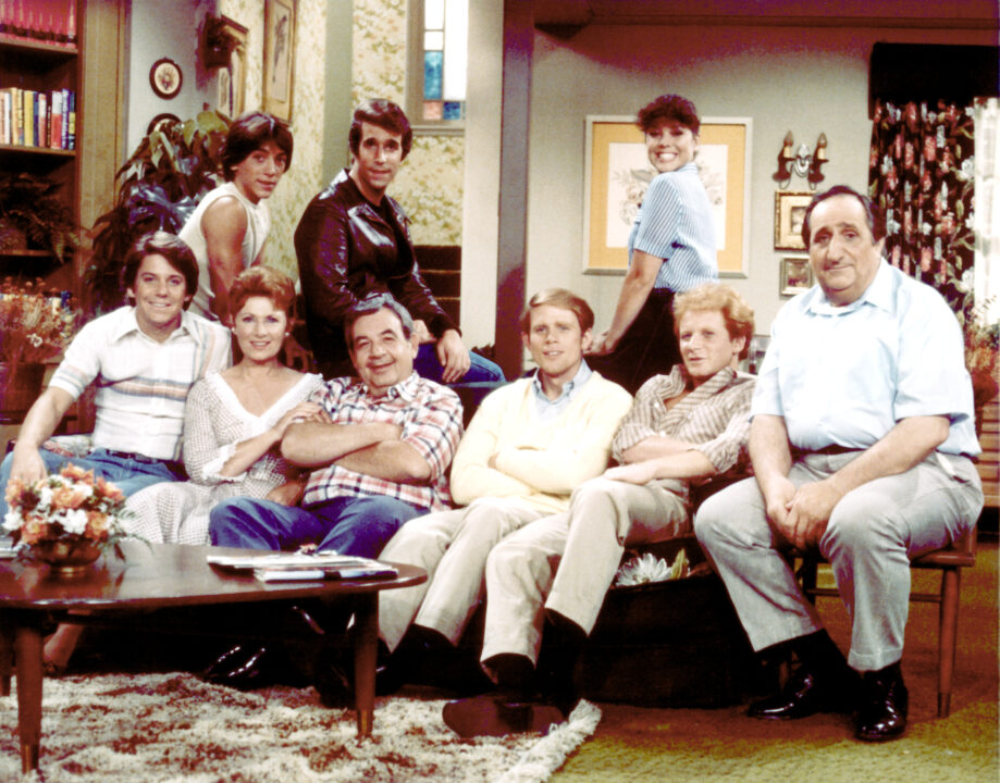 HAPPY DAYS, (Back L-R), Scott Baio, Henry Winkler, Erin Moran, (Seated L-R), Anson Williams, Marion Ross, Tom Bosley, Ron Howard, Donny Most, Al Molinaro, 1974-1984