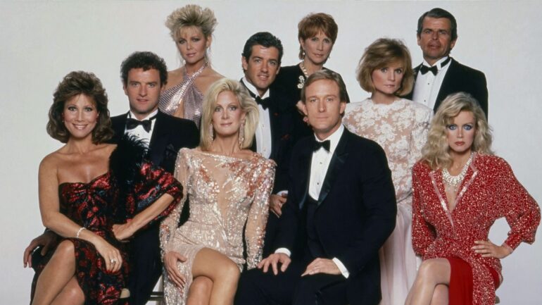 KNOTS LANDING, from left: Michele Lee, Kevin Dobson, Lisa Hartman, Joan Van Ark, Doug Sheehan, Julie Harris, Ted Shackelford, Constance McCashin, William Devane, Donna Mills, (1985), 1979-1993.