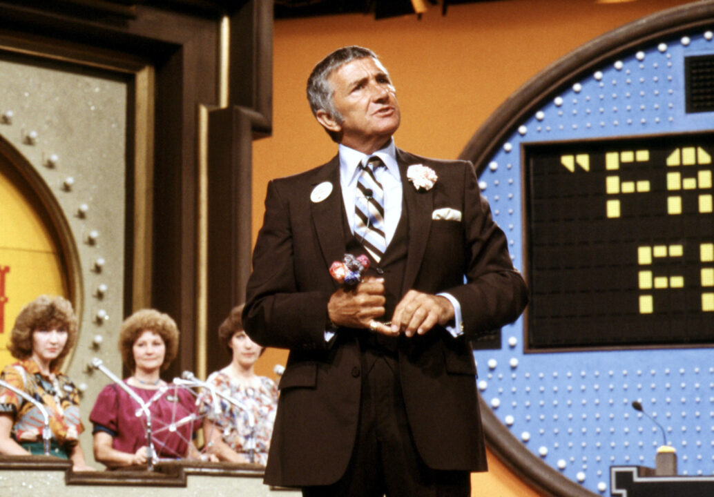 FAMILY FEUD, (in background): contestants, (foreground): host Richard Dawson, (1983), 1976-85