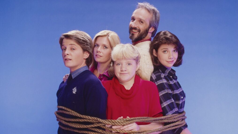 FAMILY TIES, from left, Michael J. Fox, Meredith Baxter, (aka Meredith Baxter Birney), Tina Yothers, Michael Gross, Justine Bateman, 1982-89 (1985 photo)