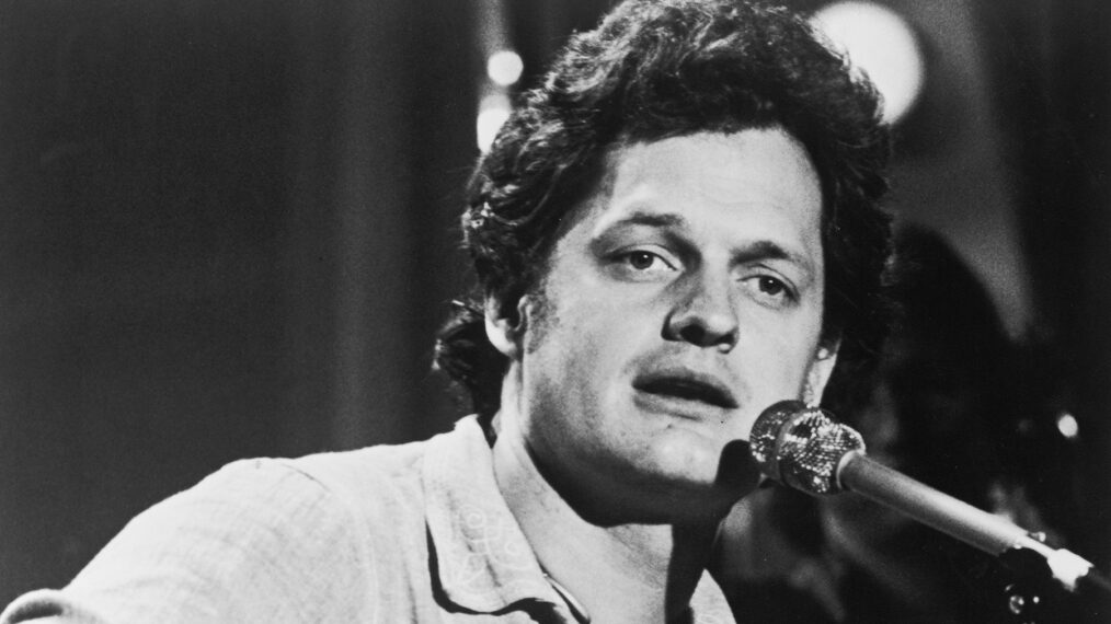 American singer-songwriter Harry Chapin (1942 - 1981) plays the guitar and sings on stage during a performance, 1970s.