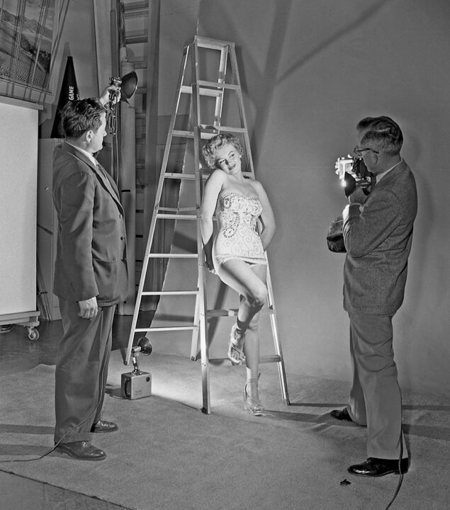 LOS ANGELES - FEBRUARY 1952: Marilyn Monroe poses for photographer Earl Theisen during a portrait session in February 1952 in Los Angeles, California. 