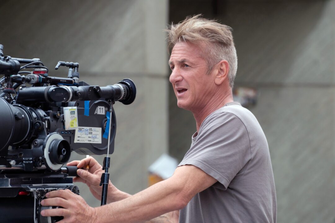 FLAG DAY, director Sean Penn, on set, 2021