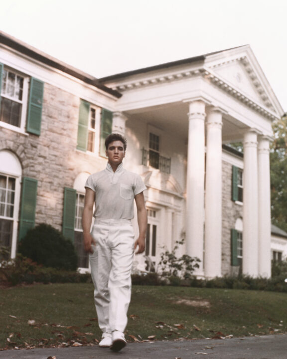 MEMPHIS, TN - CIRCA 1957: Rock and roll singer Elvis Presley strolls the grounds of his Graceland estate in circa 1957.