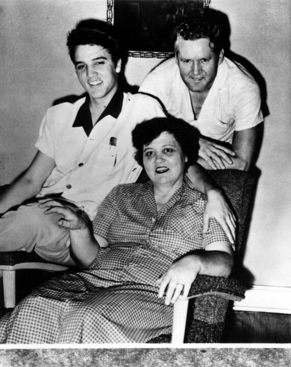 UNSPECIFIED - JANUARY 01: Photo of Elvis PRESLEY; Elvis Presley with his parents Gladys and Vernon 