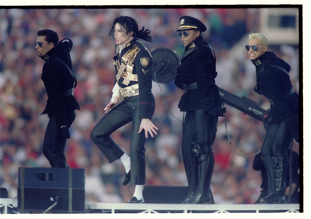 MICHAEL JACKSON DANCING DURING HIS HALF-TIME EXTRAVAGANZA