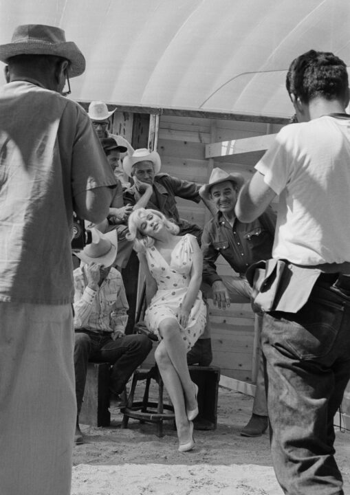 The cast and crew of John Huston's 'The Misfits' line up for a publicity shoot, USA, 1960. The group includes writer Arthur Miller, director John Huston, and actors Eli Wallach, Montgomery Clift (1920 - 1966), Marilyn Monroe (1926 - 1962) and Clark Gable (1901 - 1960). In the right foreground is Magnum photographer Elliott Erwitt. 