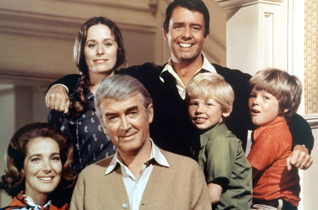 THE JIMMY STEWART SHOW, (back row, l to r): Ellen Geer, Jonathan Daly, (front):Julie Adams, Jimmy Stewart, Dennis Larson, Kirby Furlong, 1971-72