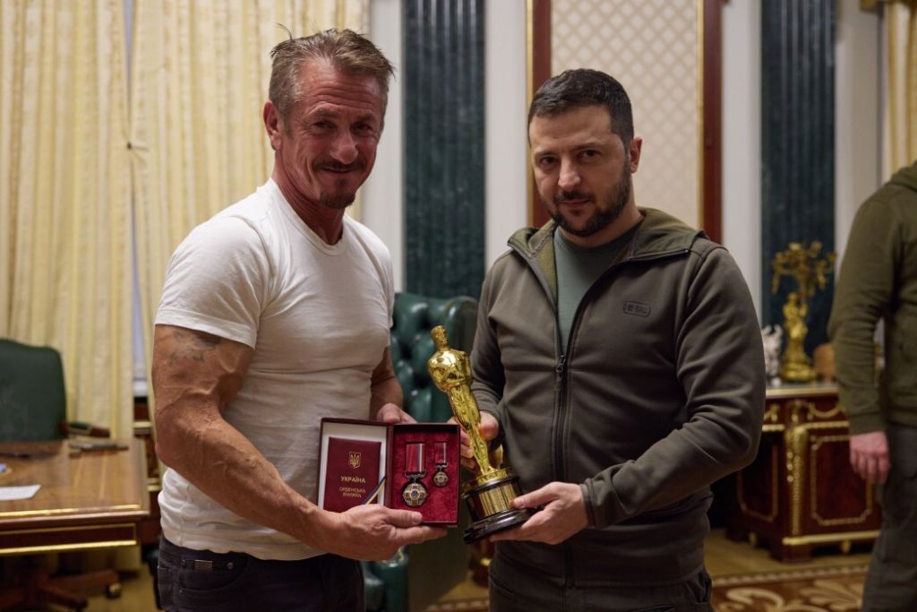 KYIV, UKRAINE - NOVEMBER 08: (----EDITORIAL USE ONLY - MANDATORY CREDIT - "UKRAINIAN PRESIDENCY / HANDOUT" - NO MARKETING NO ADVERTISING CAMPAIGNS - DISTRIBUTED AS A SERVICE TO CLIENTS----) Hollywood actor and film director Sean Penn (L) meets Ukrainian President Vladimir Zelensky (R) as he hands over his own statuette âOscarâ to the Ukrainian president in Kyiv, Ukraine on November 08, 2022