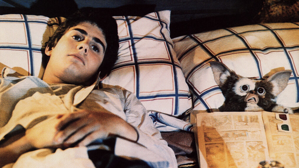 GREMLINS, Zach Galligan, 1984, reading in bed with Gizmo
