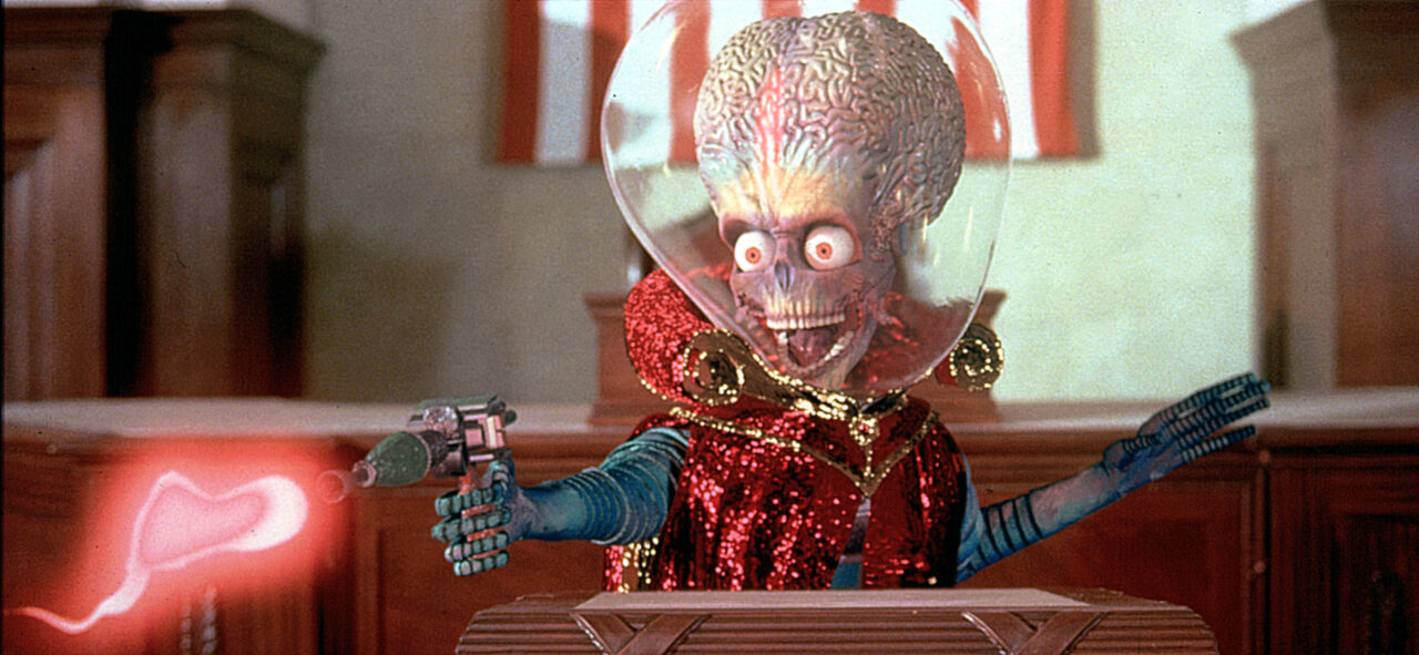 MARS ATTACKS!, 1996. Alien with robot gun. ©Warner Bros./Courtesy Everett Collection