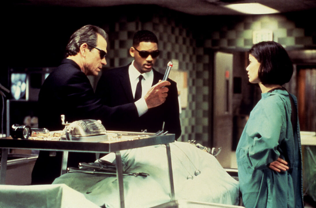 MEN IN BLACK scene, Tommy Lee Jones, Will Smith, Linda Fiorentino, 1997.