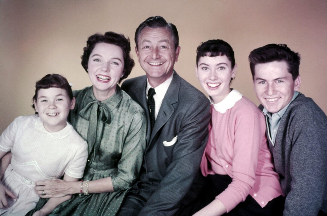 FATHER KNOWS BEST, from left, Lauren Chapin, Jane Wyatt, Robert Young, Elinor Donahue, Billy Gray, 1955-62