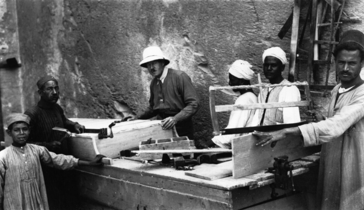 circa 1923: English egyptologist Howard Carter (1874 - 1939) supervising carpenters preparing to re-seal Tutankhamun's tomb. 