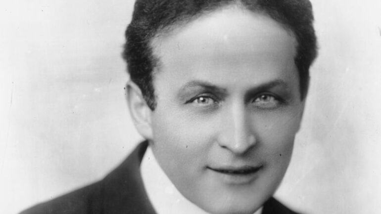 Hungarian-born American magician and escape artist Harry Houdini (1874 - 1926).