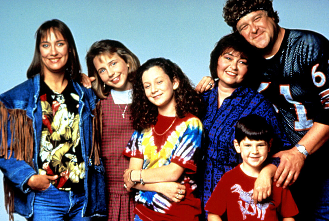 ROSEANNE, Laurie Metcalf, Lecy Goranson, Sara Gilbert, Roseanne, Michael Fishman, John Goodman, yr. 1, 1988-97
