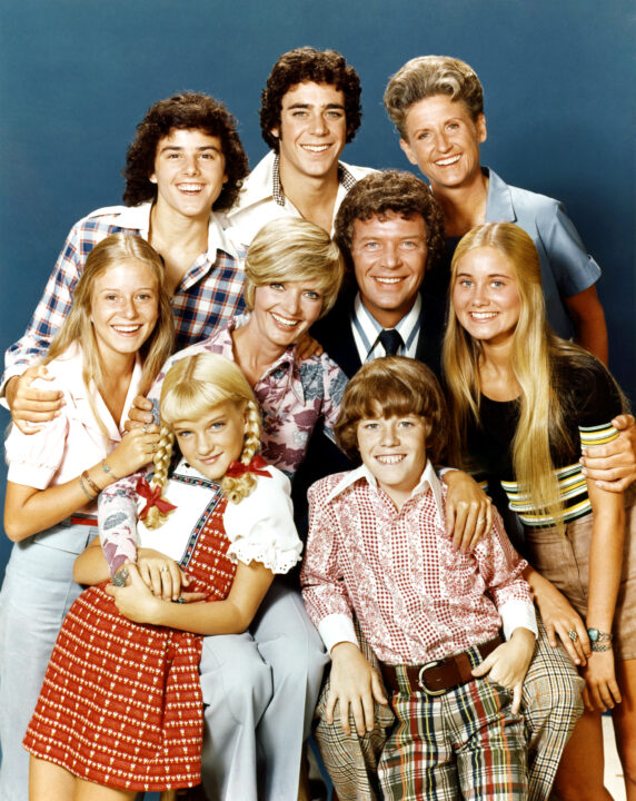 THE BRADY BUNCH, (back): Christopher Knight, Barry Williams, Ann B. Davis, (center): Eve Plumb, Florence Henderson, Robert Reed, Maureen McCormick, (front): Susan Olsen, Mike Lookinland, (Season 5), 1969-74