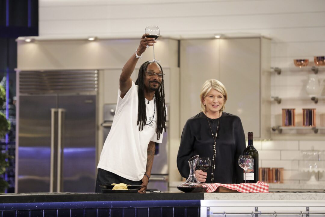 MARTHA AND SNOOP'S POTLUCK PARTY CHALLENGE, (from left): Snoop Dogg, Martha Stewart, (Season 2, premiered Oct. 16, 2017)