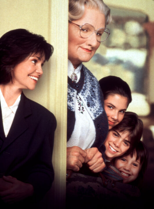 MRS. DOUBTFIRE, Sally Field, Robin Williams, Lisa Jakub, Matthew Lawrence, Mara Wilson, 1993