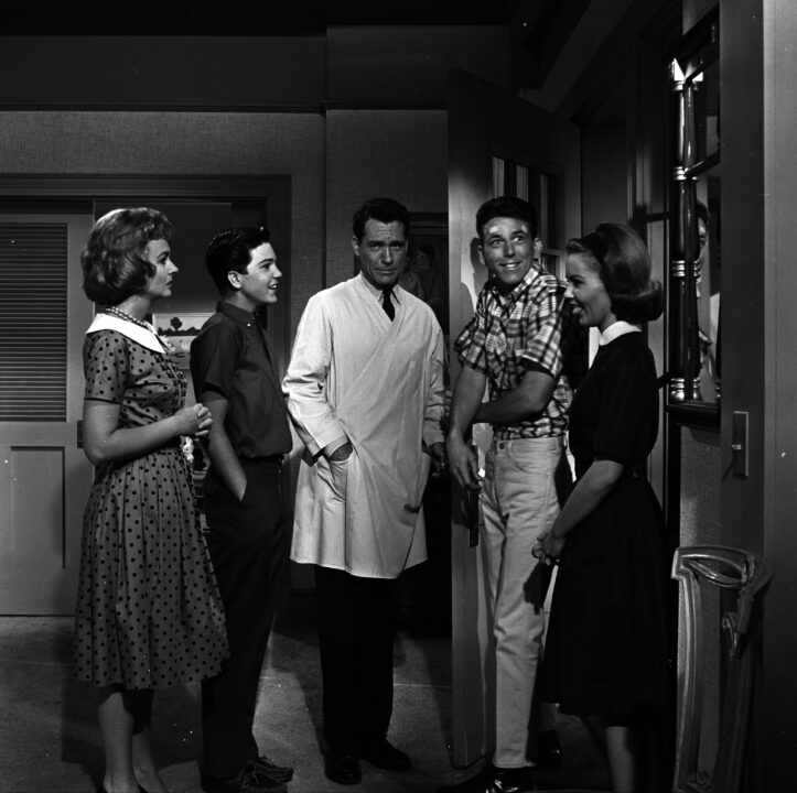 THE DONNA REED SHOW - "Mary's Driving Lesson" Behind-the-Scenes Coverage - Airdate: May 25, 1965. PRODUCTION SHOT OF DONNA REED, PAUL PETERSEN, CARL BETZ, JIMMY HAWKINS, AND SHELLEY FABARES