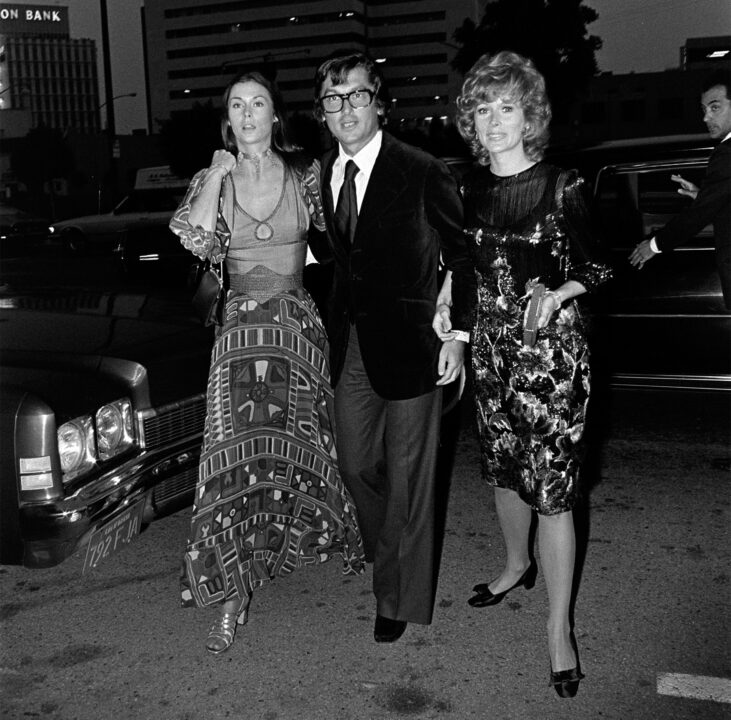 (L-R) Kate Jackson, Robert Evans, and Jill St. John attend a dinner honoring Chinese Ambassador Huang Chen, hosted by Henry Kissinger, at the Bistro restaurant in Los Angeles on July 6, 1973.
