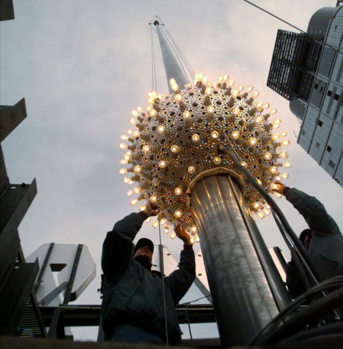 Lighting technicians Brian Sperazza (l.) and Carlos Freire (r.) prepare the New Year's Eve ball in Times Square