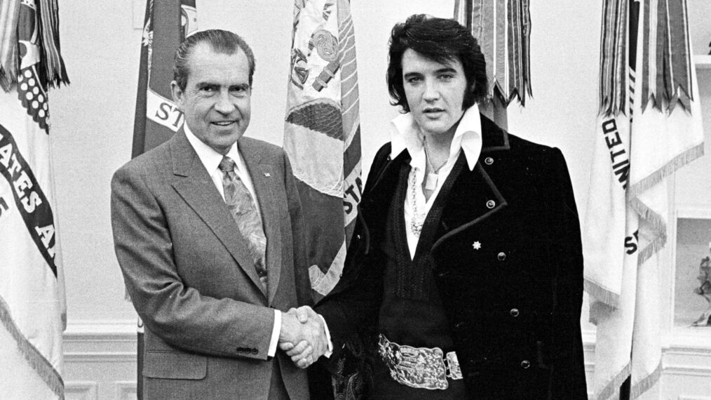 American politician US President Richard Nixon (1913 – 1994) and Rock and Roll musician Elvis Presley (1935 - 1977) shake hands during a meeting at the White House, Washington DC, December 21, 1970