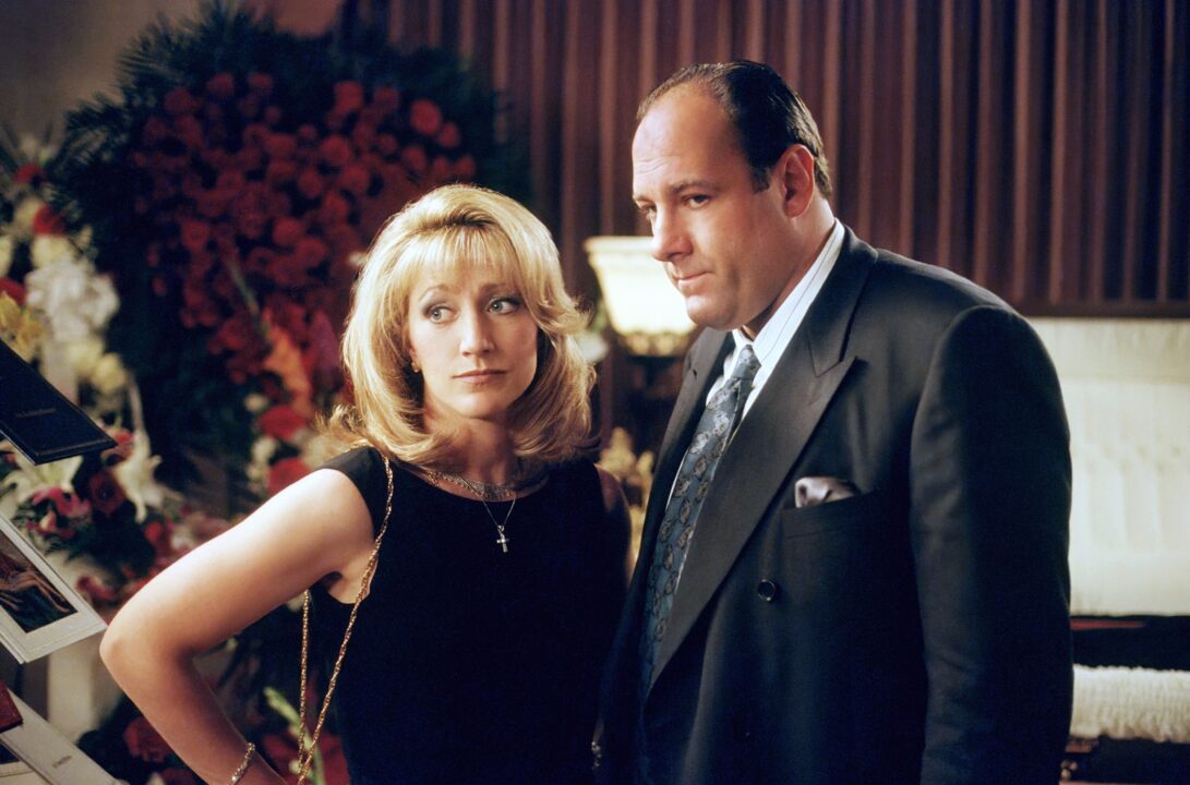 THE SOPRANOS, from left: Edie Falco, James Gandolfini, 'The Happy Wanderer', (S2.E6, aired Feb 20, 2000), 1999-2007. 