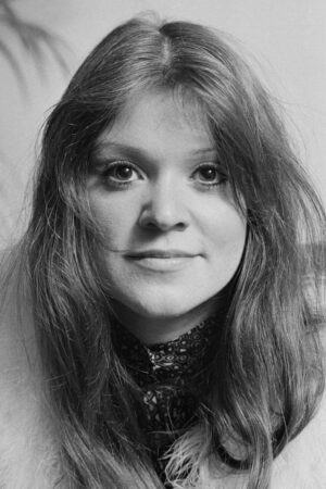 Melanie Headshot