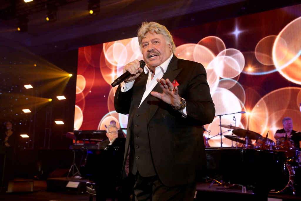 David Foster and Tony Orlando perform onstage during Inaugural Gateway Celebrity Fight Night on March 12, 2022 in Phoenix, Arizona