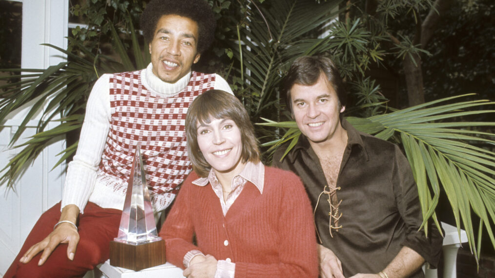 1974 AMERICAN MUSIC AWARDS - Airdate: February 19, 1974. L-R: SMOKEY ROBINSON;HELEN REDDY;DICK CLARK