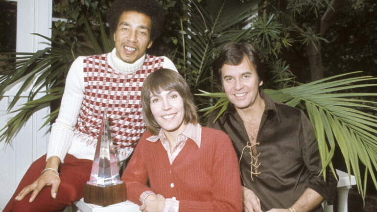 1974 AMERICAN MUSIC AWARDS - Airdate: February 19, 1974. L-R: SMOKEY ROBINSON;HELEN REDDY;DICK CLARK