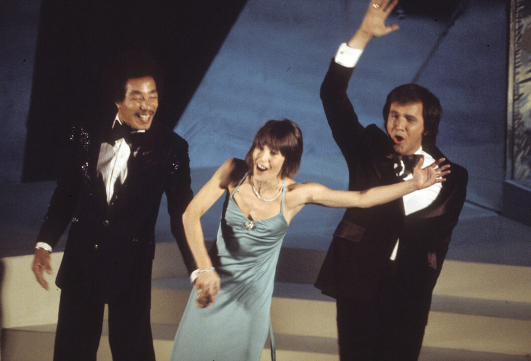 1974 AMERICAN MUSIC AWARDS - Airdate: February 19, 1974.L-R: SMOKEY ROBINSON;HELEN REDDY;ROGER MILLER