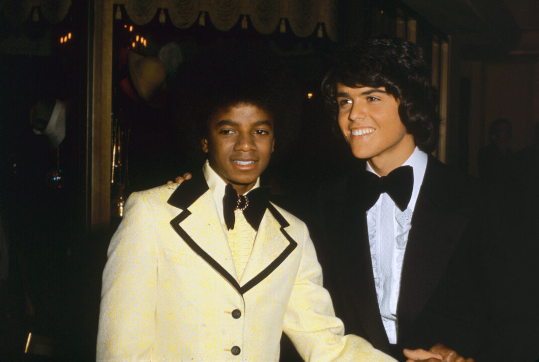 American singer Michael Jackson (1958 - 2009) poses with Donny Osmond at the American Music Awards in Hollywood, 19th February 1974. 