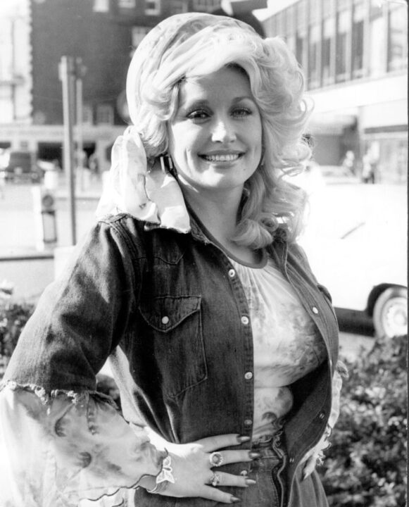 20th May 1977: Country music queen Dolly Parton is back in London after performing at the King's Theatre, Glasgow, at a Scottish Royal Jubilee Television Special in the presence of the Queen, she now commences on a tour of Britain and the continent