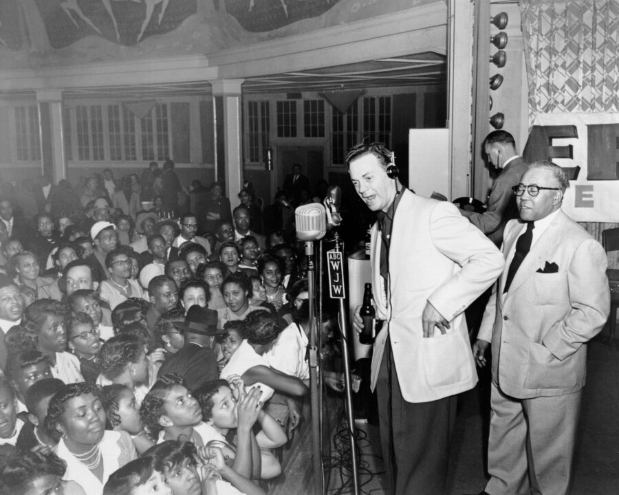 American disc jockey and promoter Alan Freed (1921 - 1965, centre, right) hosting a 'Moon Dog Show', a rhythm and blues and rock and roll concert in Cleveland, Ohio, USA, circa 1953.