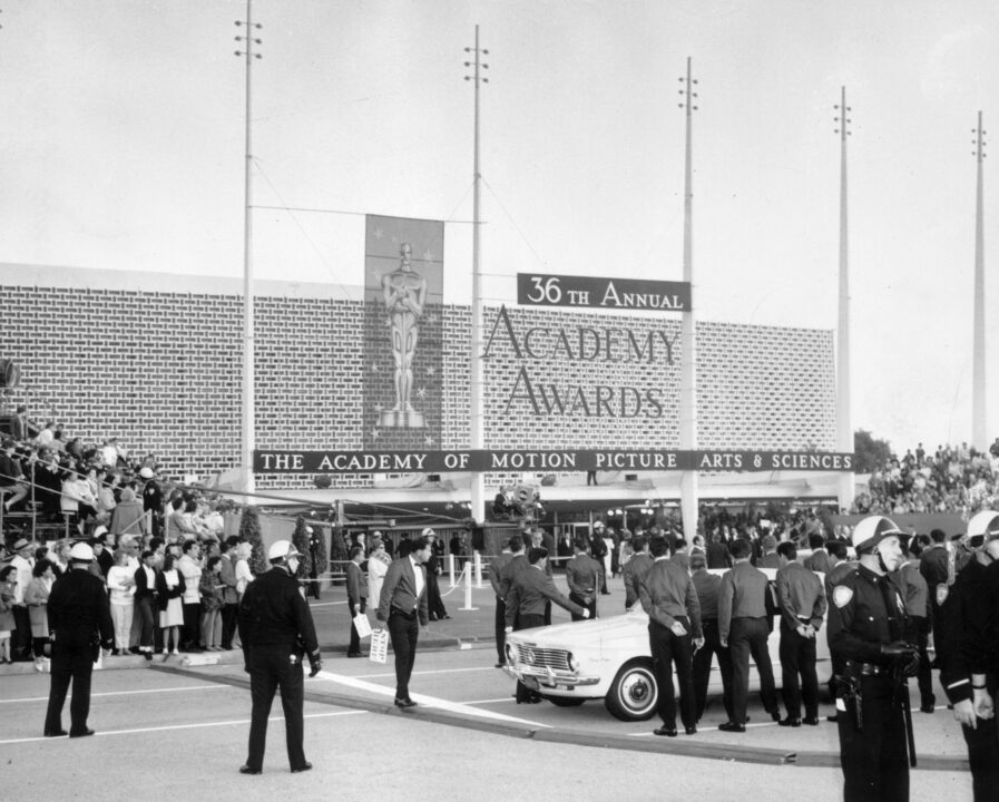 17th April 1964: Crowds gathered outside the Beverly Hills Hilton Hotel in Hollywood for the Academy Awards ceremony.