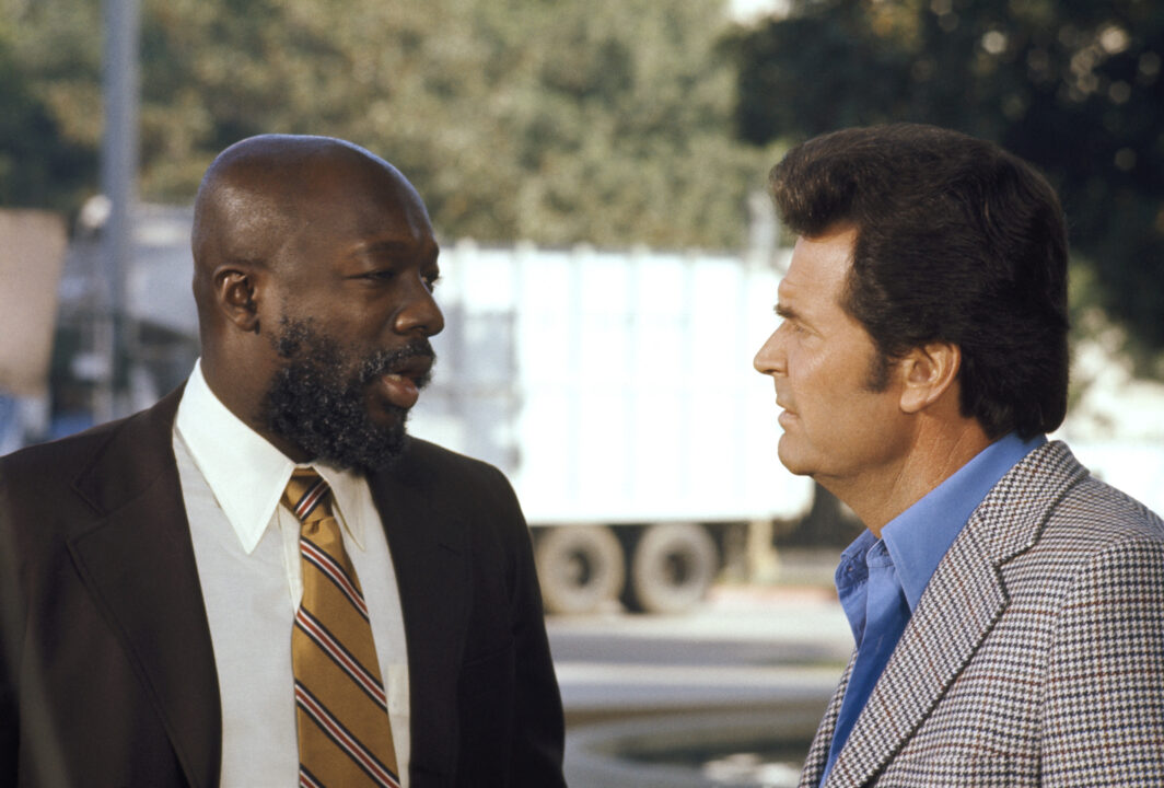 THE ROCKFORD FILES -- "The Hammer of C Block" Episode 14 -- Aired 01/09/1976 -- Pictured: (l-r) Isaac Hayes as Gandolph Finch, James Garner as Jim Rockford 