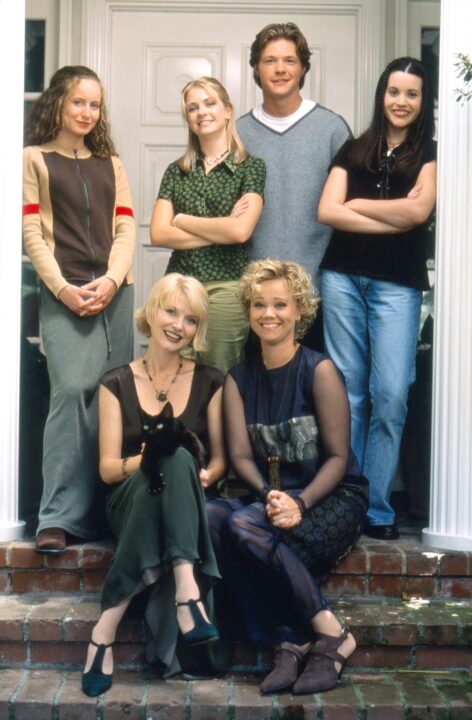 Sabrina the Teenage Witch top from left: Michelle Beaudoin, Melissa Joan Hart, Nate Richert, Jenna Leigh Green; bottom: Beth Broderick, Salem the cat, Caroline Rhea, (Season 1, 1996), 1996-2003 
