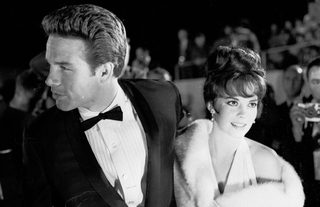 11th April 1962: American actor Warren Beatty and actress Natalie Wood (1938 - 1981) at the Oscars award ceremony in Hollywood.
