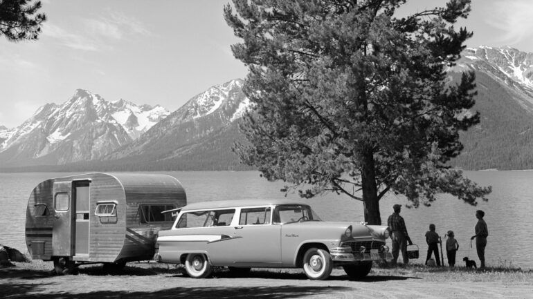1950s FAMILY STATION WAGON & TRAILER PARKED JACKSON LAKE GRAND TETON MOUNTAINS WYOMING USA (Photo by D.Corson/ClassicStock/Getty Images)