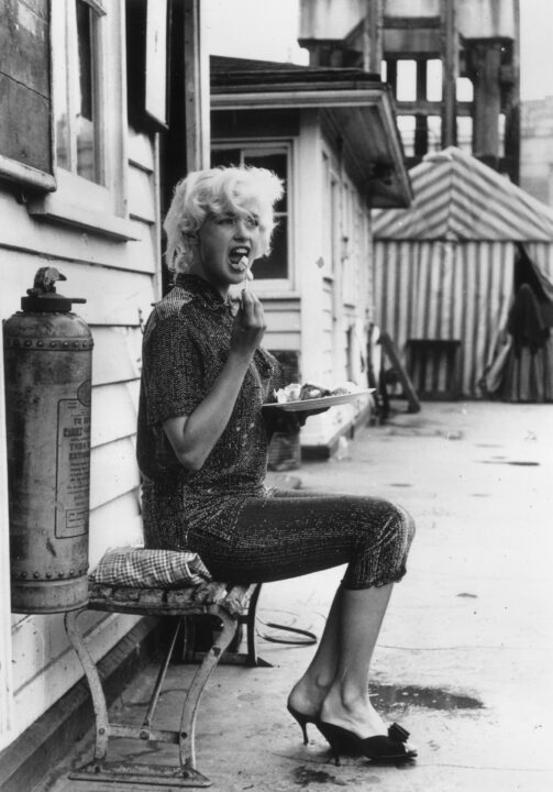 11th August 1959: Hollywood sex symbol Jayne Mansfield (1933 - 1967) breaks for lunch during the shooting of 'Too Hot To Handle' on Lambeth Pier. 